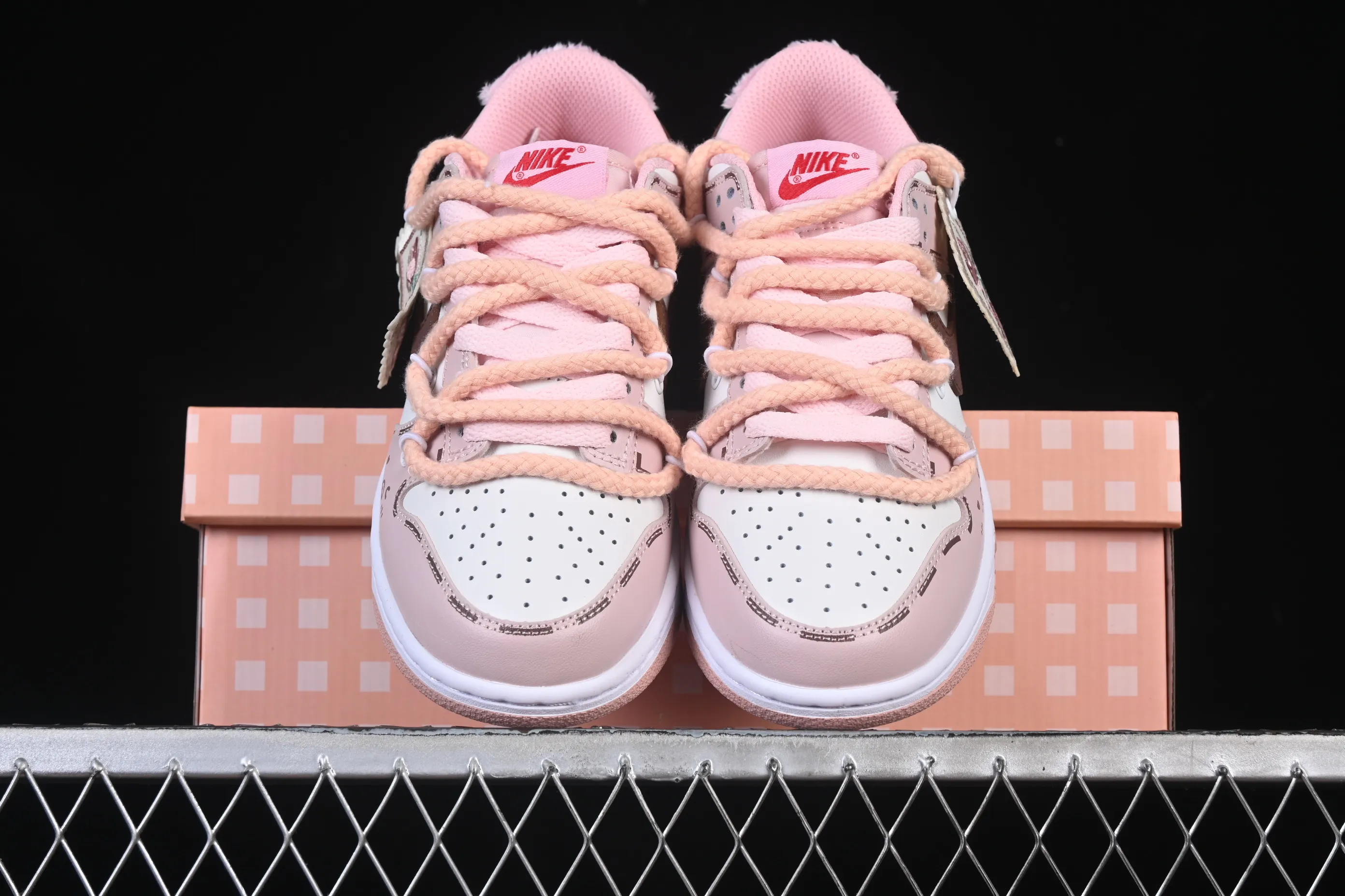 All categories Nk SB Dunk Series Nk SB Dunk Low High-end customized low-top sneakers Nike SB Dunk Low Valentine's Day pink straps low-top casual sneakers DO6485-600